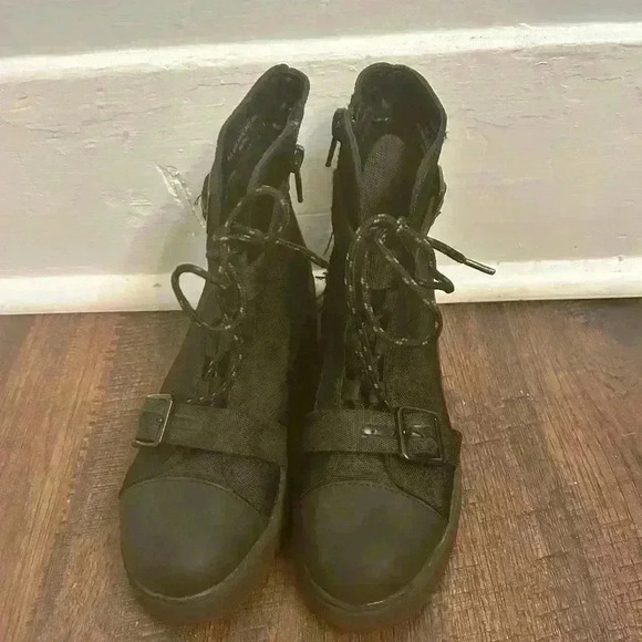 Limelight Girls sz‎ 2 Canvas Combat Boots Buckle Front Zip 2” Heel Deep Tread - Picture 2 of 13